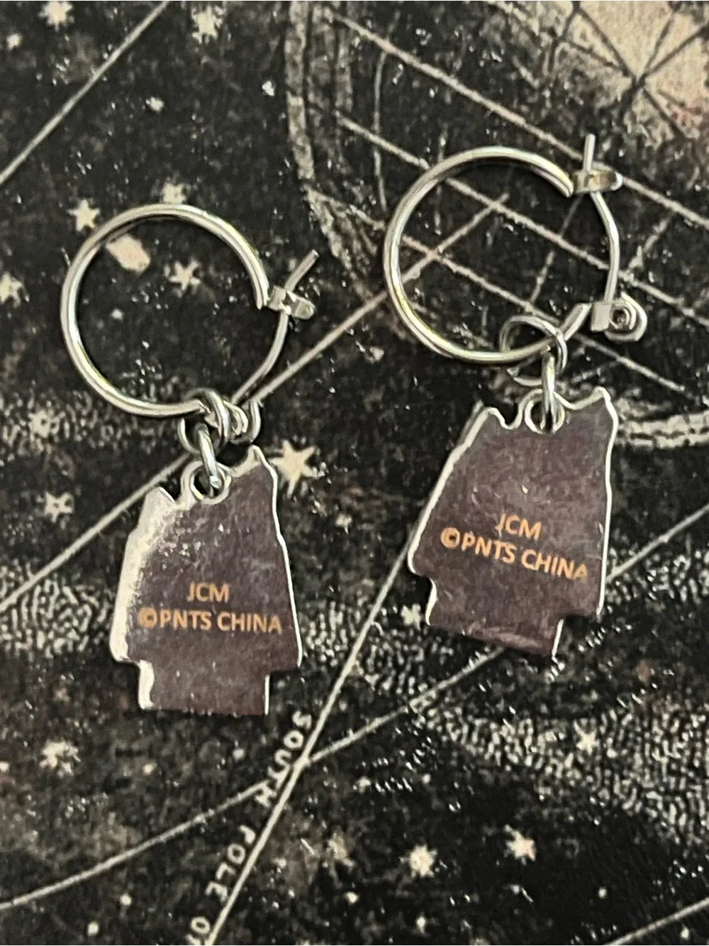 Hot Topic | Snoopy Dangle Earrings - Picture 3 of 3